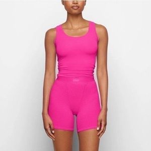 **TRADE 4 SZ M** NWT Skims Lounge Tank in Hot Pink